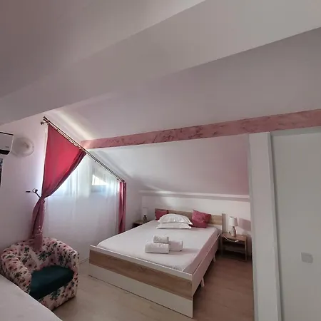 Gazde/Camere de închiriat Casa Octaral