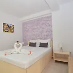 Gazde/Camere de închiriat Casa Octaral *